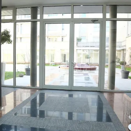 Apartment Modern Apartment,24/7 Security,free Parking *