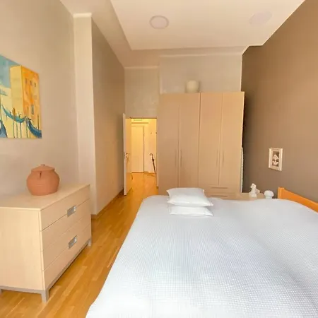 Modern Apartment,24/7 Security,free Parking Apartment