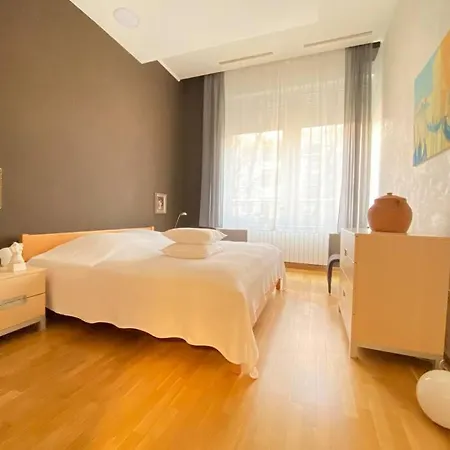 Apartment Modern Apartment,24/7 Security,free Parking